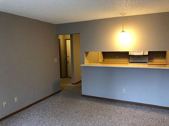 3rd image of 1006 Oakcrest St APT 106