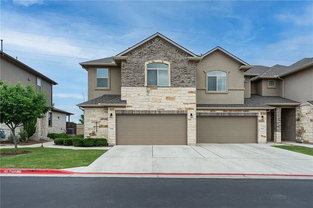 5 bed, 2.5 bath, 2102 sqft, $2,195 — Photo 1