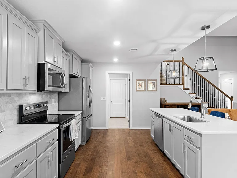 1055 Barnhill Rd — Photo 6