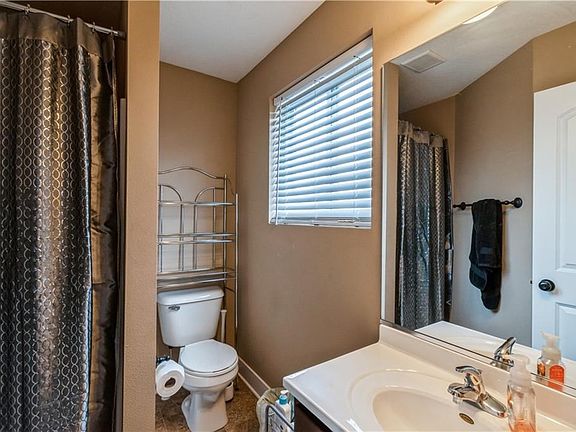 3rd image of 3312 Hawthorn Dr SW