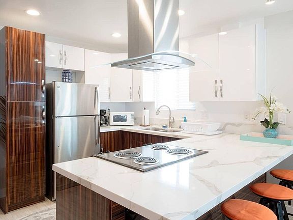 3rd image of 4037 Gresham St #5