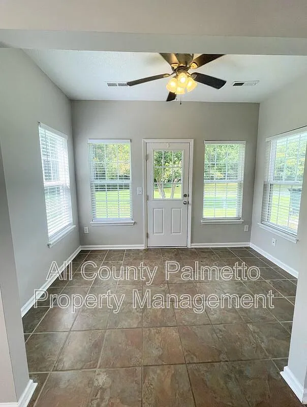 3 bed, 2.5 bath, 1556 sqft, $2,350 — Photo 3