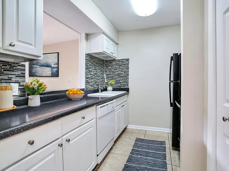 Chateau Apartments — Photo 27