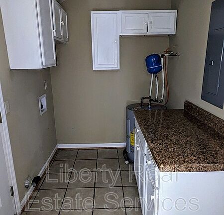 4th image of 927 Greenbriar Trl