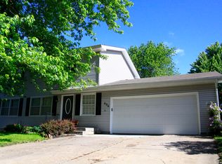 606 Griswold Ct, Rossville, KS 66533