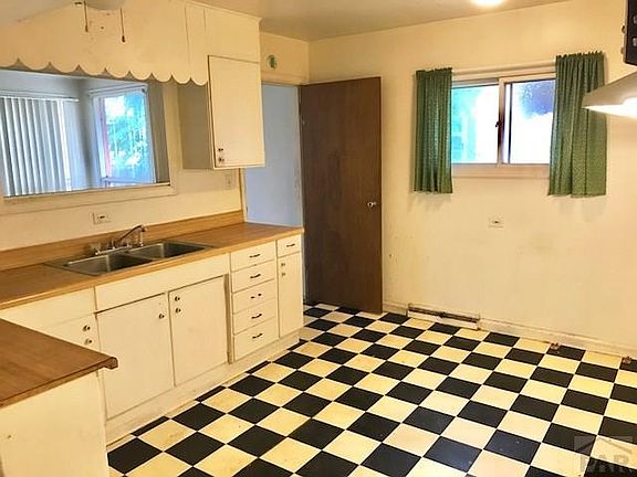 4th image of 608 E 6th St