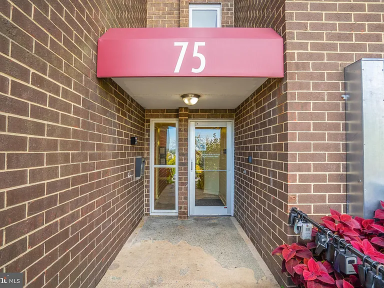75 S Reynolds St #403 — Photo 4