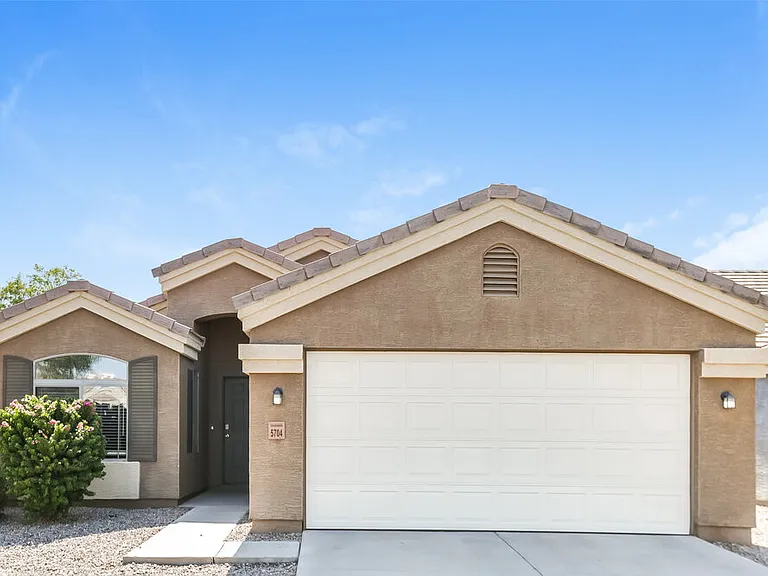 5704 S 32nd Dr — Photo 1