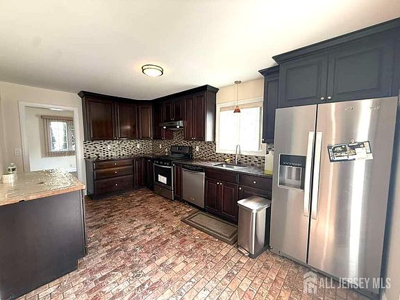 5th image of 131 Amherst Ave
