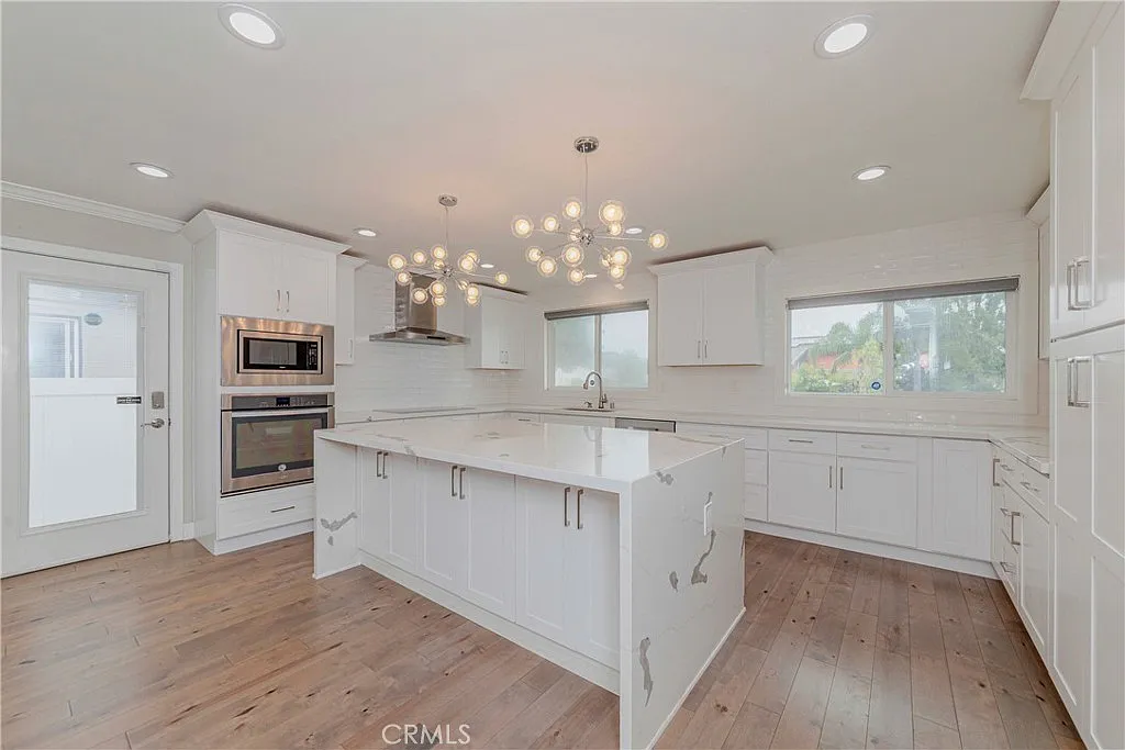 5 bed, 2556 sqft, $7,500 — Photo 4