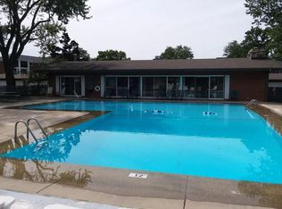 1805 W Hatherleigh Ct APT 2A, Mount Prospect, IL 60056