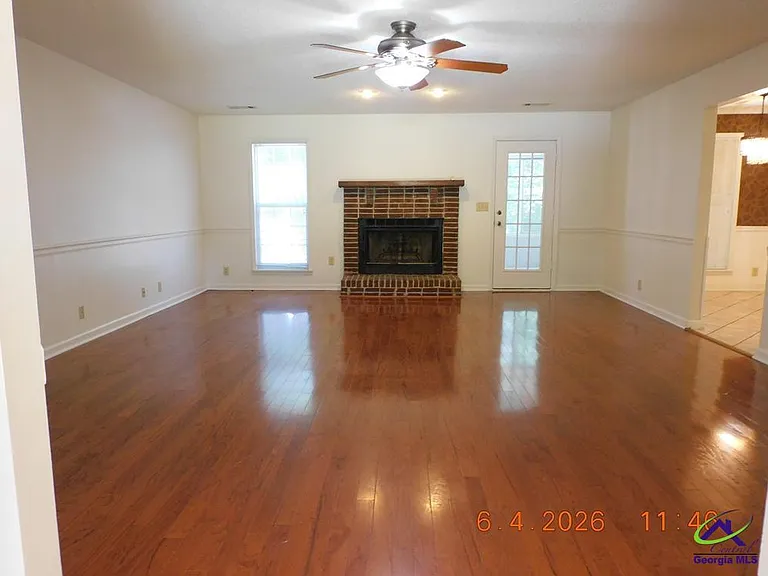 112 Charleston Ct — Photo 2
