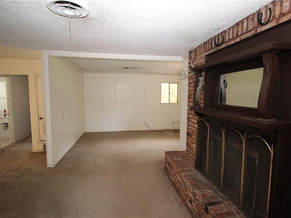 3rd image of 4613 S Dr W