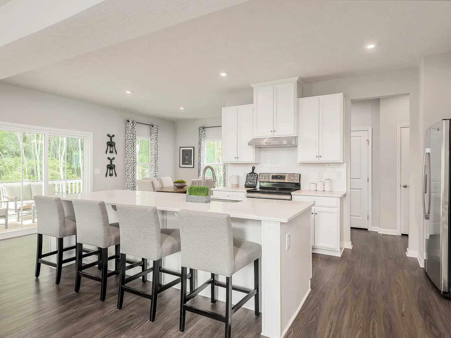 4 bed, 2464 sqft, $3,500 — Photo 3