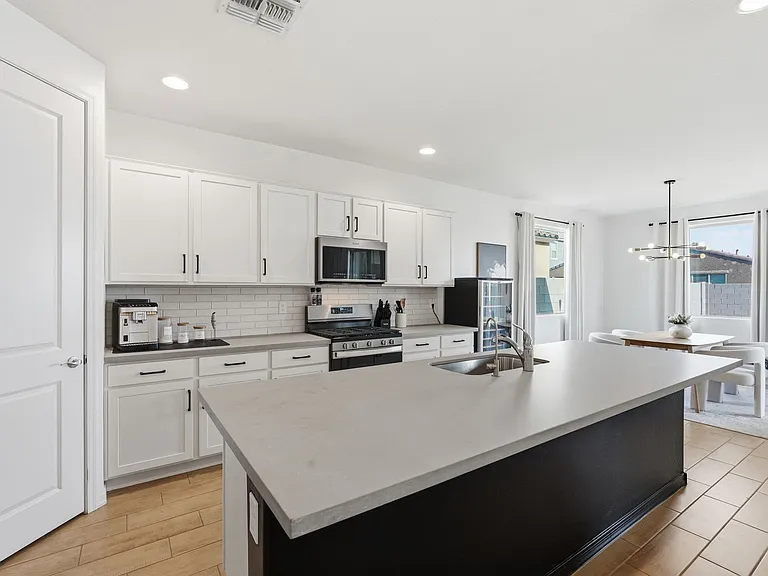 11253 E Ulysses Ave — Photo 3
