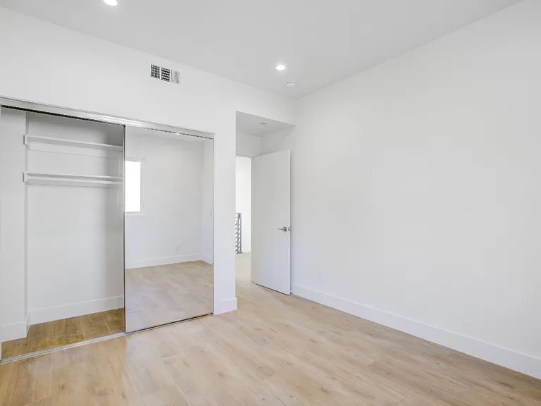 5639 Riverton Ave — Photo 17