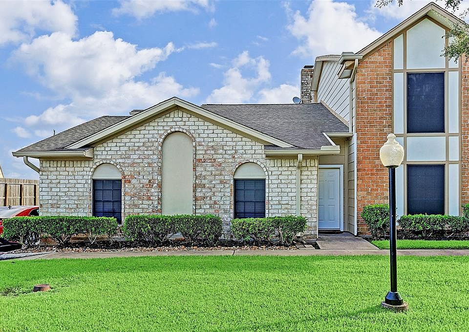 1st image of 10 Pinehurst Ln