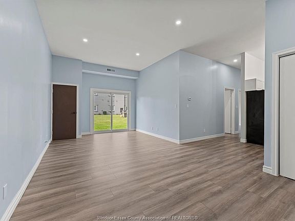 3rd image of 44 Robson Rd #106