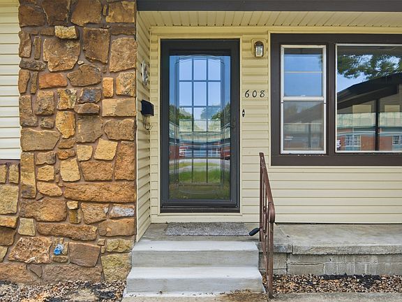 4th image of 608 SE 6th St