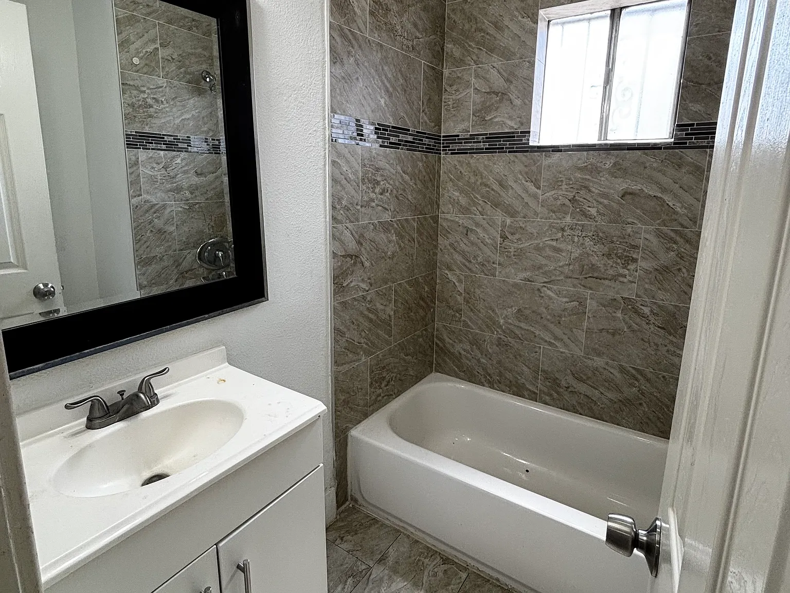 2 bed, 950 sqft, $1,300 — Photo 4
