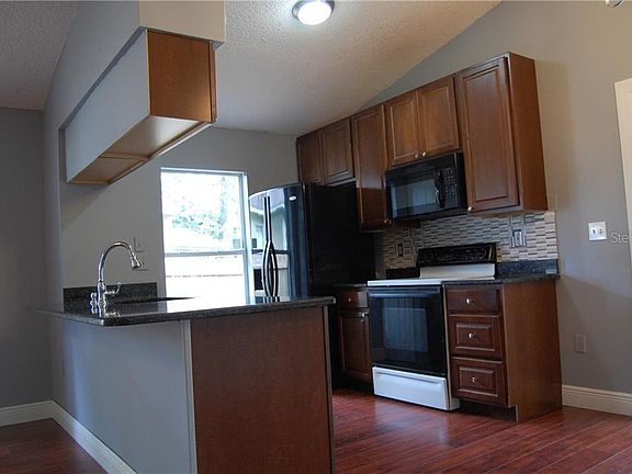 4th image of 1548 Woodstone Dr