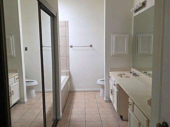 4th image of 7803 La Rochelle Cir