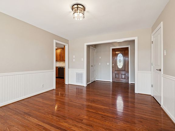 5th image of 944 Lakeshore Dr