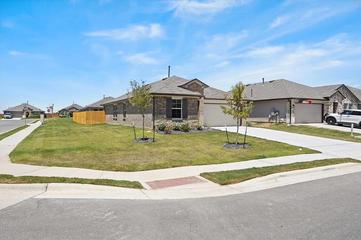 3 bed, 1595 sqft, $1,850 — Photo 2
