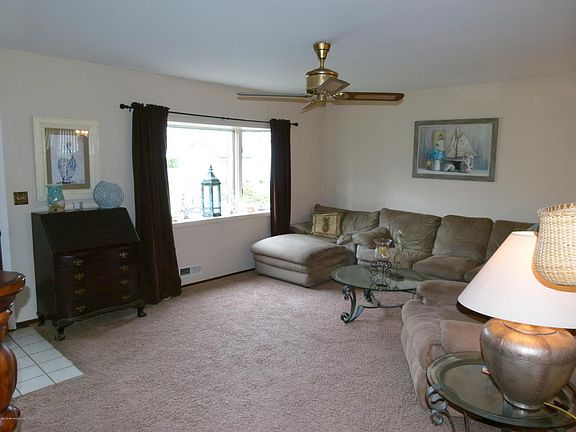 3rd image of 47 Stratford Dr