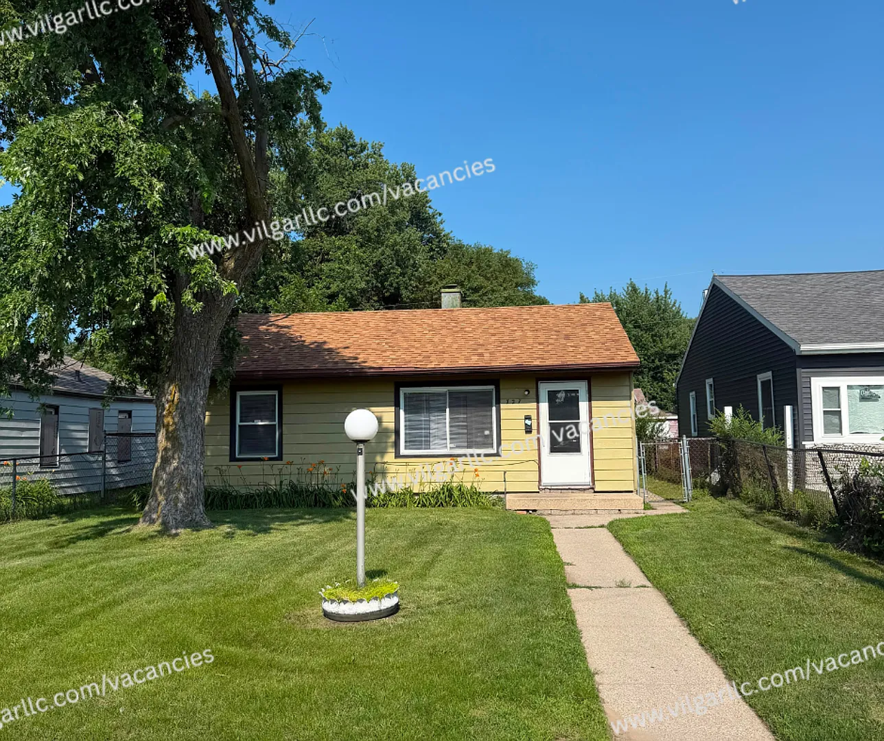 Very spacious 2 Bedroom 1 Bathroom Home — Photo 1