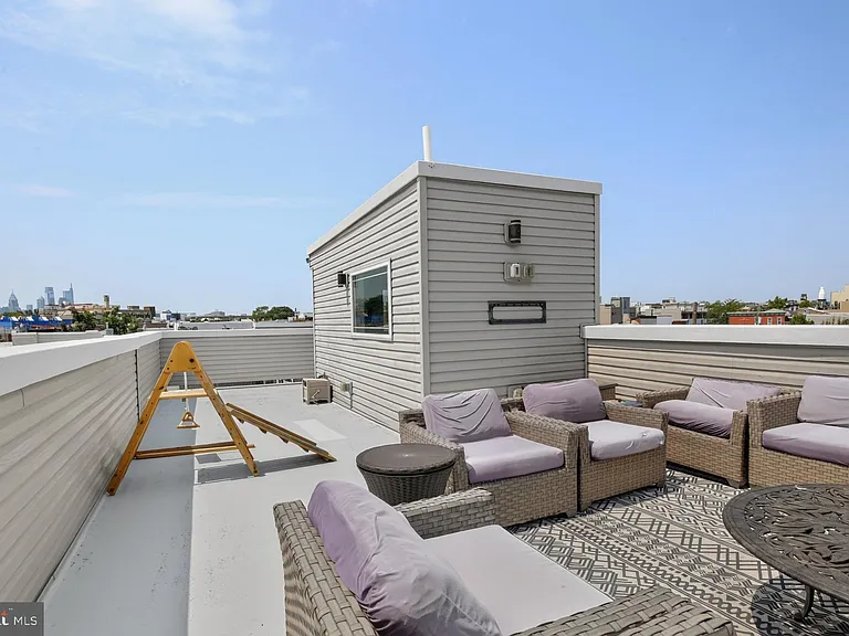 2328 E Fletcher St — Photo 46