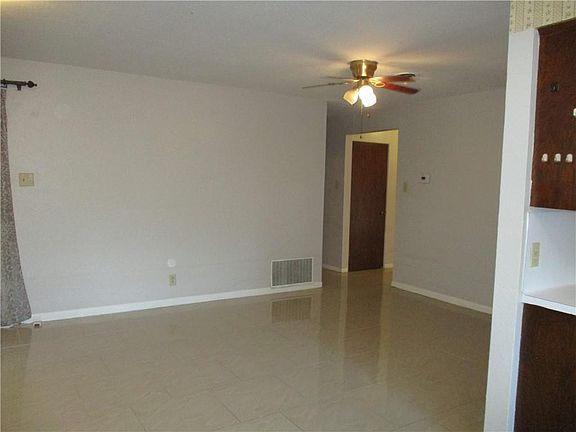 4th image of 934 Bradshaw Dr