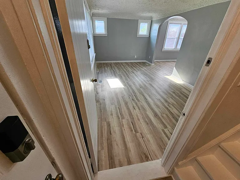 2401 Burnside Ave — Photo 2