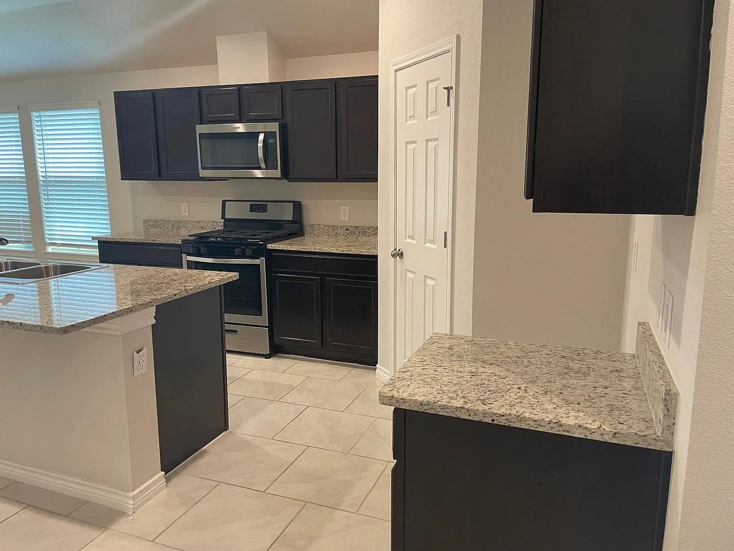 New Flour Bluff rental only $2200-ASAP Move-in — Photo 2