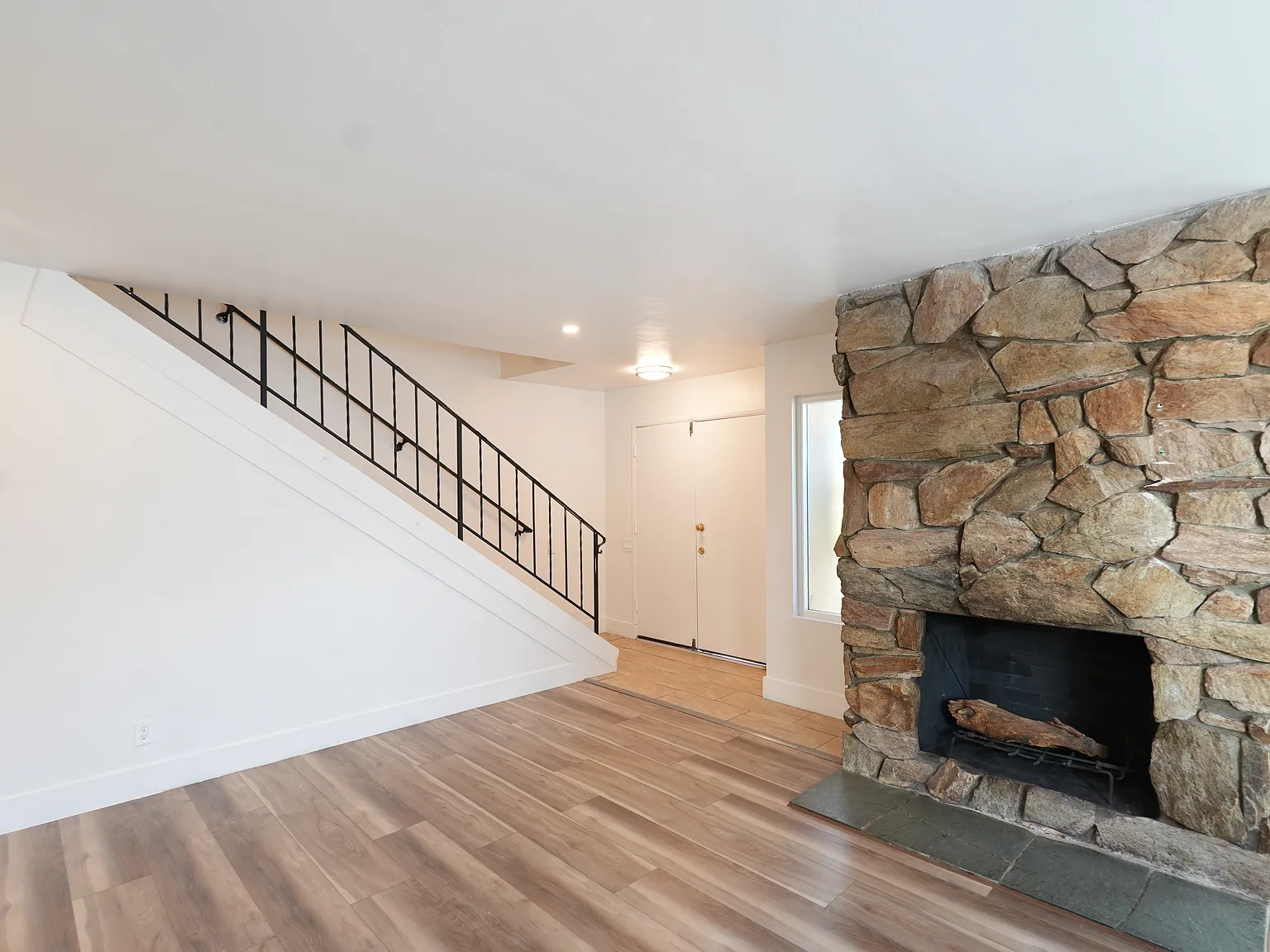 3 bed, 2.5 bath, $3,500 — Photo 2