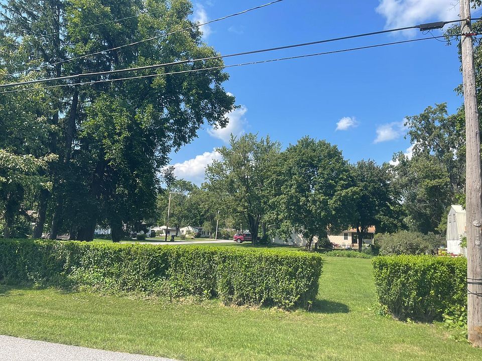 2nd image of 208 W Daumer Rd