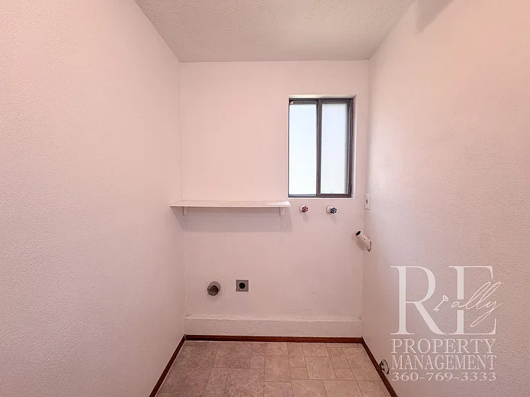 2228 NE Ridgewood Dr — Photo 17