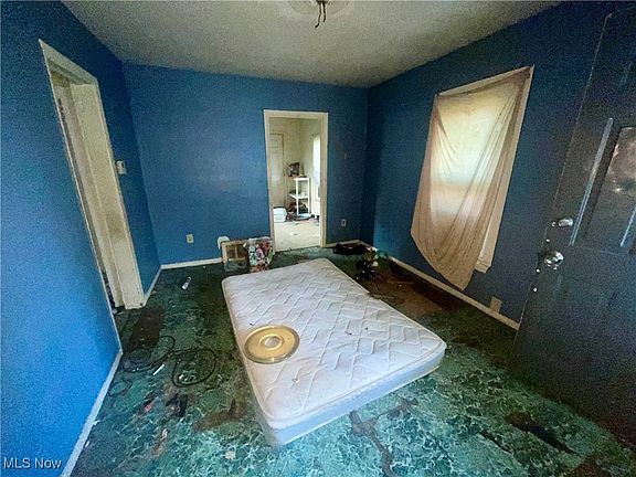 4th image of 200 E 32nd St
