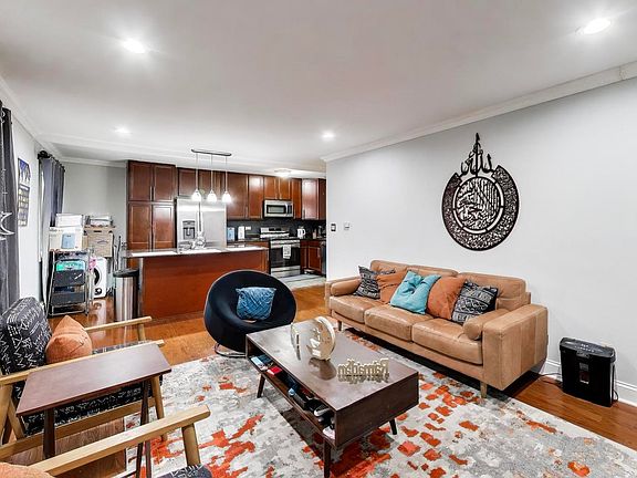 5th image of 6400 N Ridge Blvd APT 402