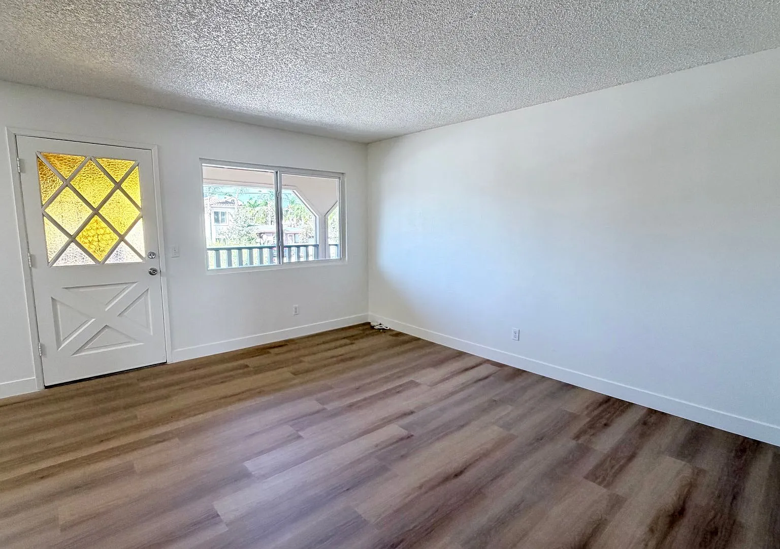 Spacious 2 Bed / 1 Bath Apartment in Imperial Beach One Assigned Parking Included — Photo 3