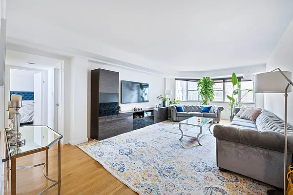 Rented by AVENUE 8 INC | media 9