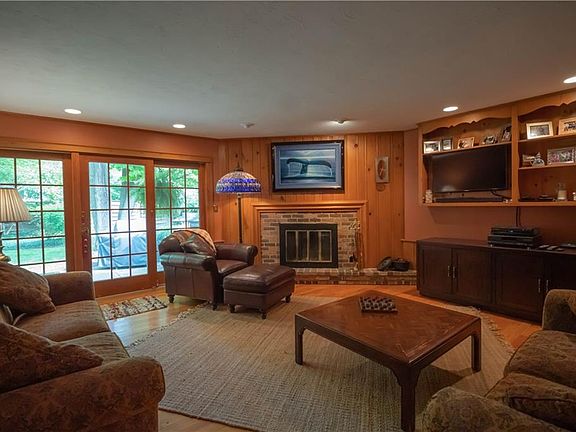 3rd image of 399 Tanglewood Ln