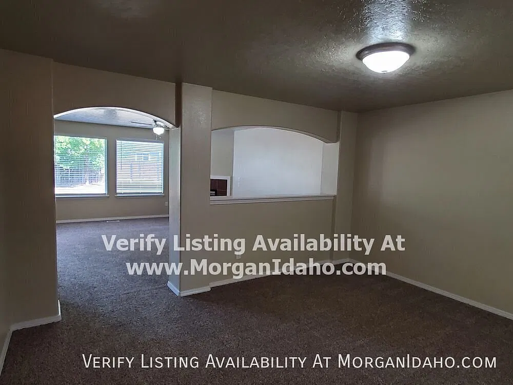 Two living rooms, large yard, optional garden space and more! — Photo 3