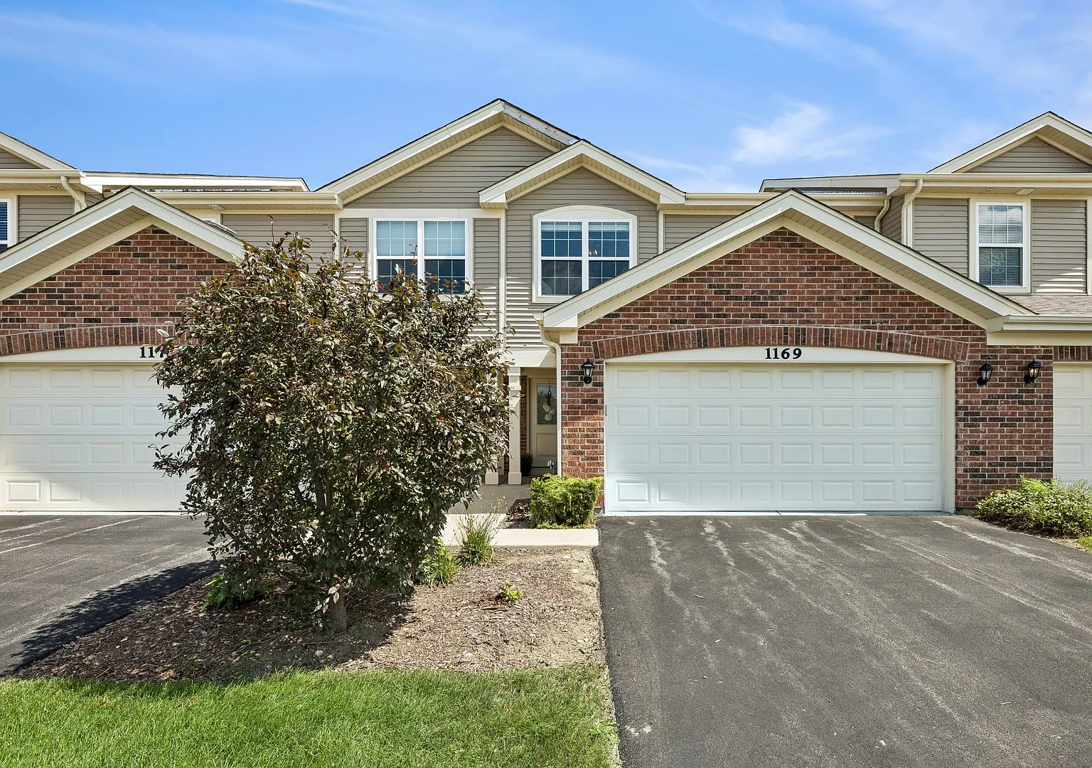 2 bed, 2.5 bath, 1359 sqft, $2,600 — Photo 1