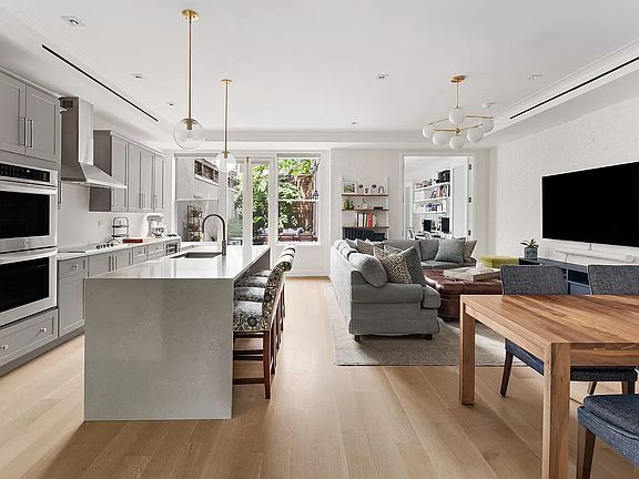4th image of 9 E 82nd St