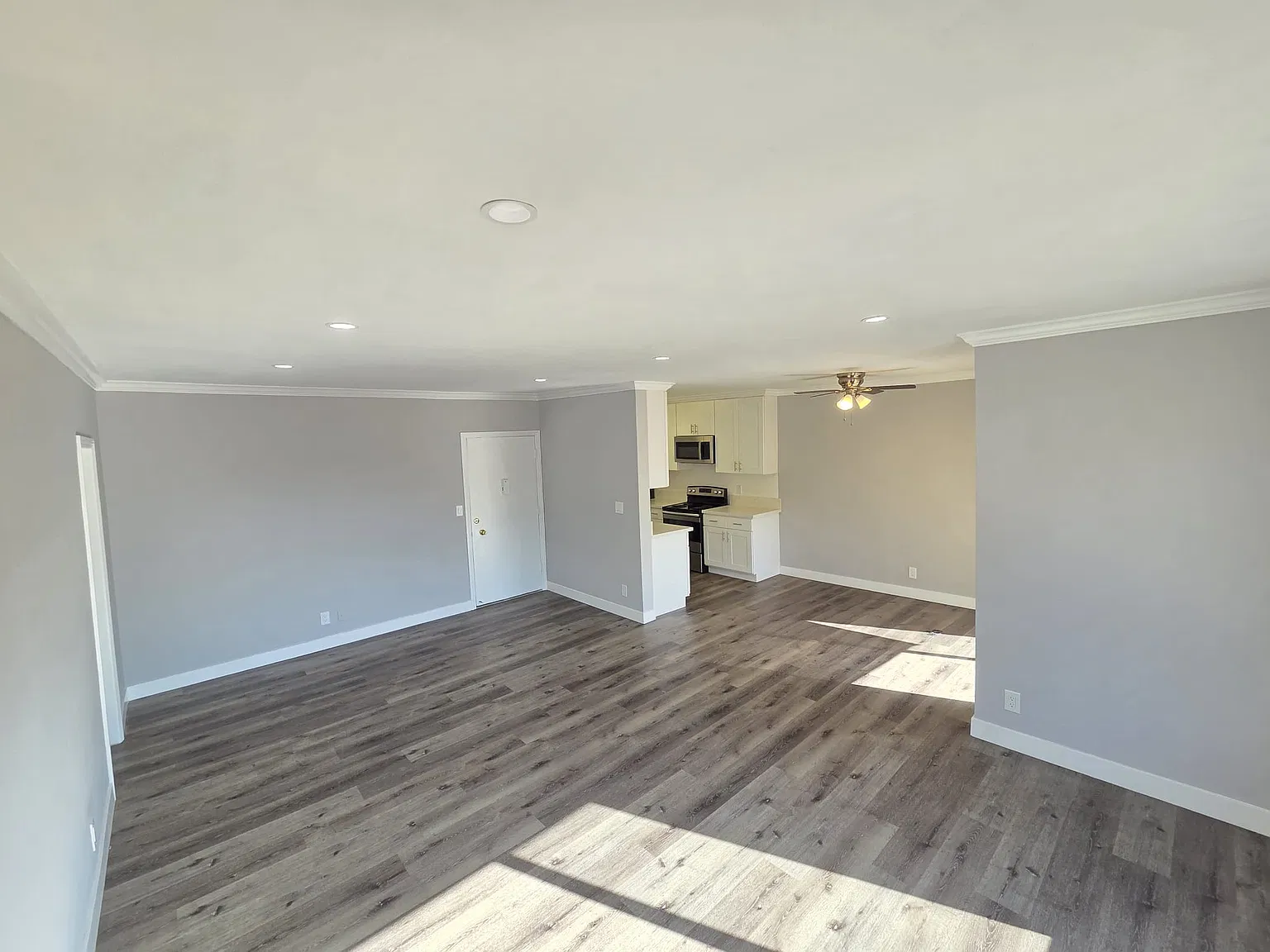 13955 Oxnard St — Photo 1