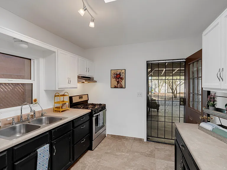 1112 W Huron St — Photo 13