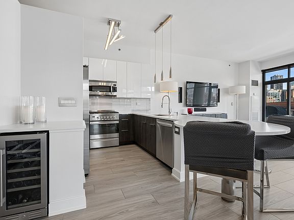 5th image of 340 W Superior St APT 805