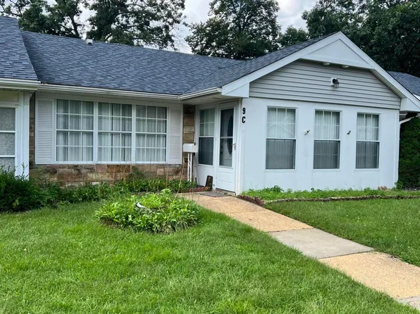9C Carnation Drive, Lakewood, NJ 08701