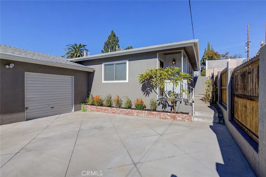 3 bed, 1.5 bath, 1100 sqft, $4,200 — Photo 1
